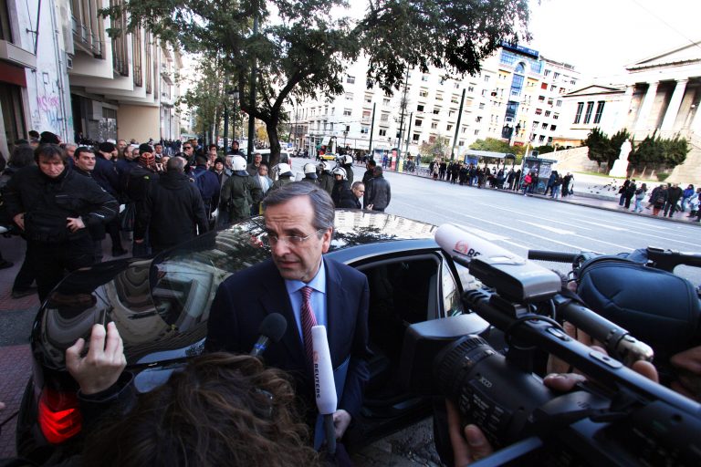 «Καρτέρι» μικροομολογιούχων στον Σαμαρά (ΦΩΤΟ) | Newsit.gr «Καρτέρι» μικροομολογιούχων στον Σαμαρά (ΦΩΤΟ) | Newsit.gr