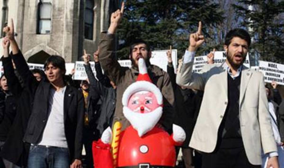 Toυρκία: Διαδήλωσαν εναντίον του Αϊ Βασίλη! | Newsit.gr Toυρκία: Διαδήλωσαν εναντίον του Αϊ Βασίλη! | Newsit.gr