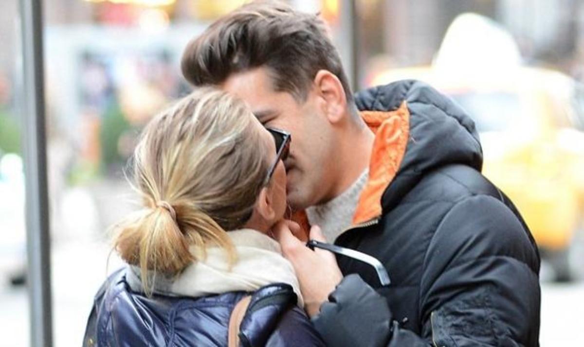 Scarlett Johansson: “Καυτά” φιλιά με τον νέο της σύντροφο! | Newsit.gr Scarlett Johansson: “Καυτά” φιλιά με τον νέο της σύντροφο! | Newsit.gr