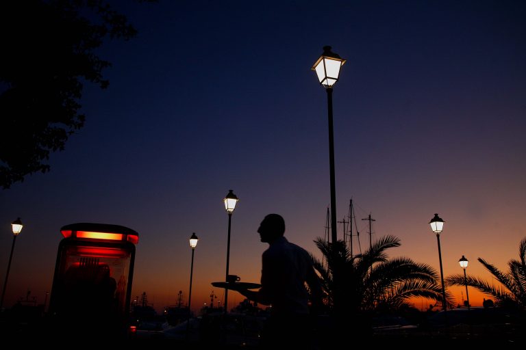 Η «μαύρη» εργασία ζει και βασιλεύει! Ανασφάλιστος ένας στους τρεις εργαζόμενους | Newsit.gr Η «μαύρη» εργασία ζει και βασιλεύει! Ανασφάλιστος ένας στους τρεις εργαζόμενους | Newsit.gr