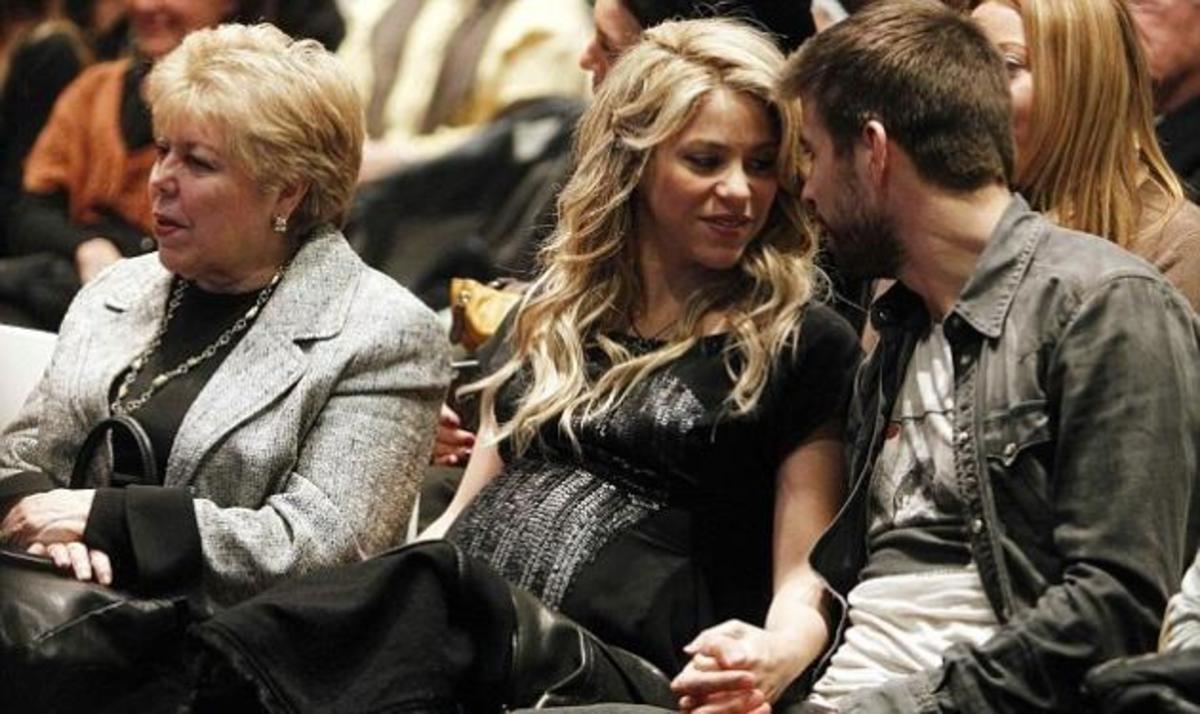 Shakira: Λίγο πριν τη γέννηση του μωρού, μας δείχνει τη φουσκωμένη κοιλιά της και περπατά σε ψηλοτάκουνα! | Newsit.gr Shakira: Λίγο πριν τη γέννηση του μωρού, μας δείχνει τη φουσκωμένη κοιλιά της και περπατά σε ψηλοτάκουνα! | Newsit.gr
