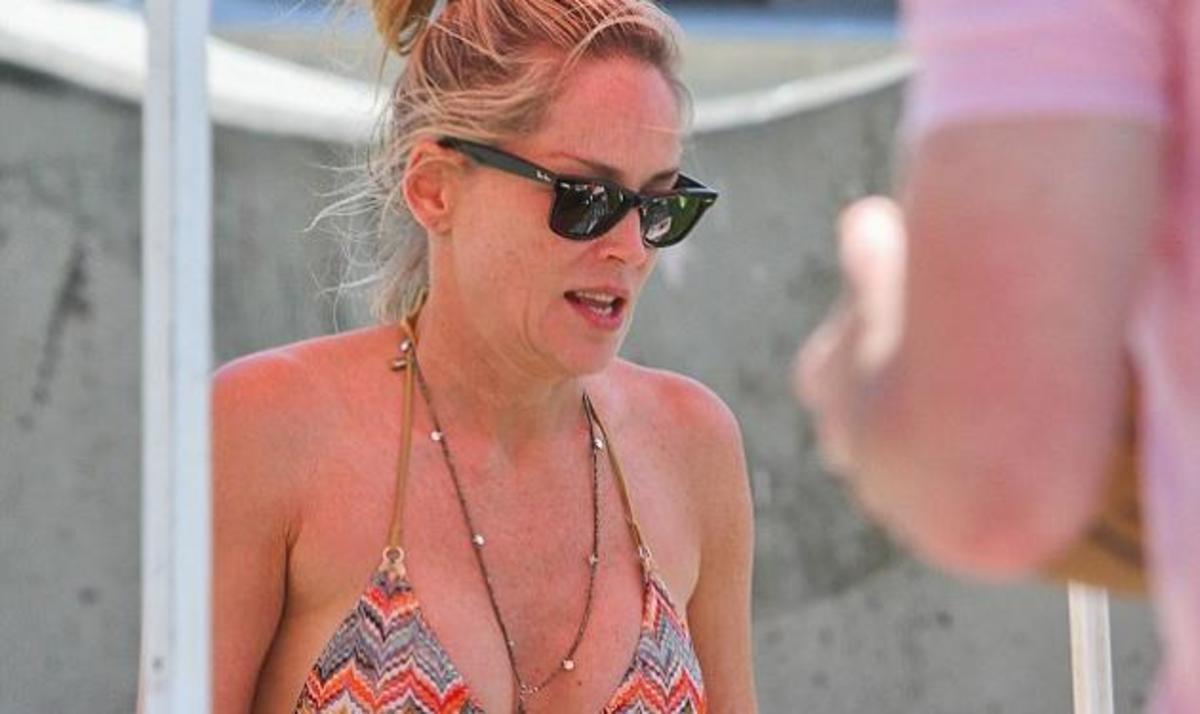 Τι κι αν είναι 54; H Sharon Stone στην παραλία με τέλειο σώμα! | Newsit.gr Τι κι αν είναι 54; H Sharon Stone στην παραλία με τέλειο σώμα! | Newsit.gr