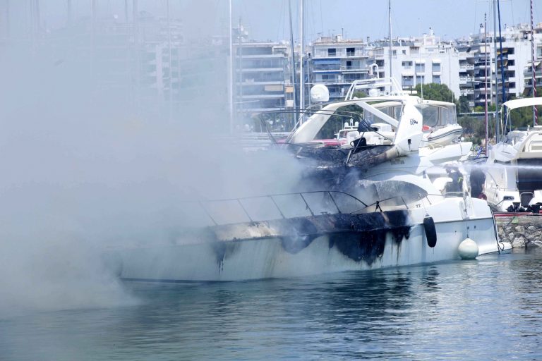 Κύθνος: Έπεσαν στη θάλασσα για να σωθούν! | Newsit.gr Κύθνος: Έπεσαν στη θάλασσα για να σωθούν! | Newsit.gr