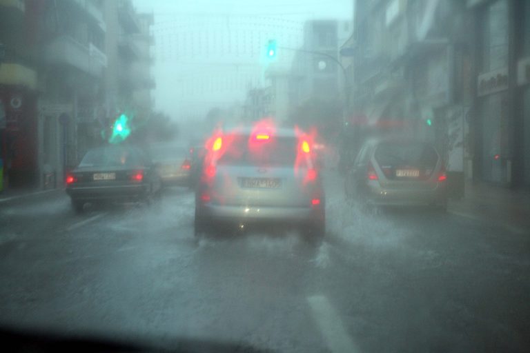 Στο σκοτάδι βυθίστηκαν οι δρόμοι του Βόλου! | Newsit.gr Στο σκοτάδι βυθίστηκαν οι δρόμοι του Βόλου! | Newsit.gr