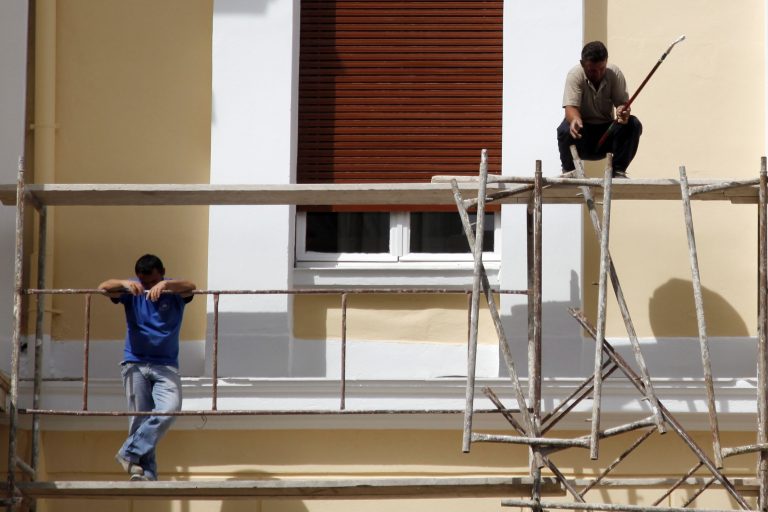 Αγρίνιο: «Βουτιά» στο κενό από τη σκαλωσιά! | Newsit.gr Αγρίνιο: «Βουτιά» στο κενό από τη σκαλωσιά! | Newsit.gr