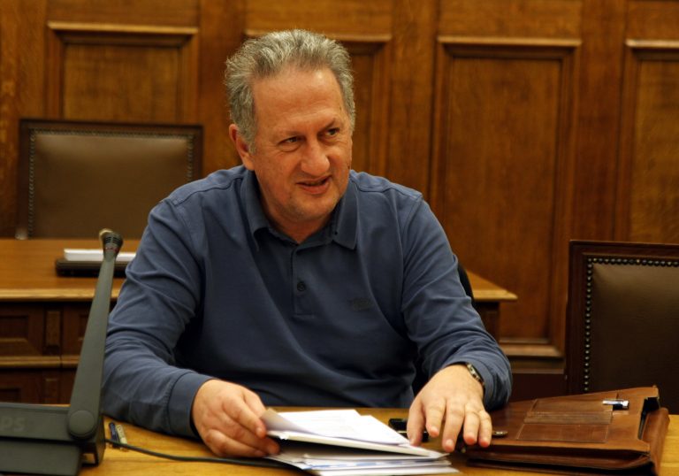 Πέταξαν αυγά στον Σκανδαλίδη! | Newsit.gr Πέταξαν αυγά στον Σκανδαλίδη! | Newsit.gr