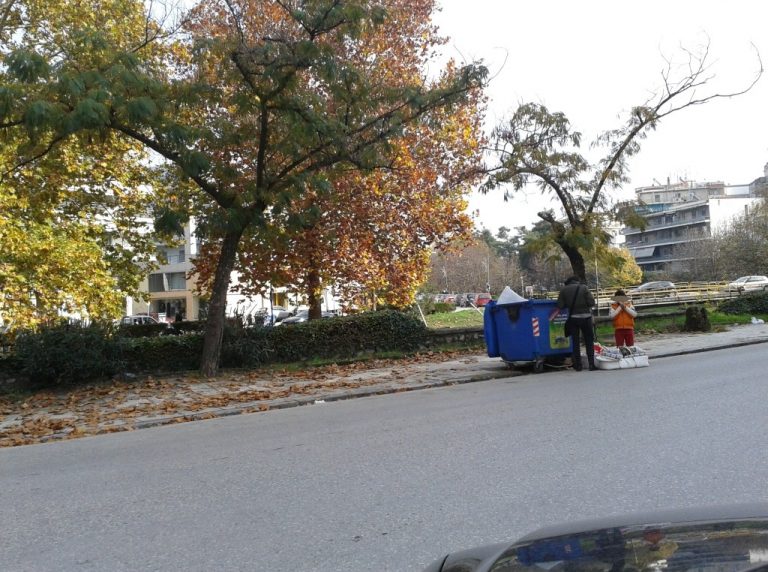 Τρίκαλα: Ντοκουμέντο φτώχειας και εξαθλίωσης – Ψάχνουν στα σπουπιδια για λίγο φαϊ και ζέστη! | Newsit.gr Τρίκαλα: Ντοκουμέντο φτώχειας και εξαθλίωσης – Ψάχνουν στα σπουπιδια για λίγο φαϊ και ζέστη! | Newsit.gr