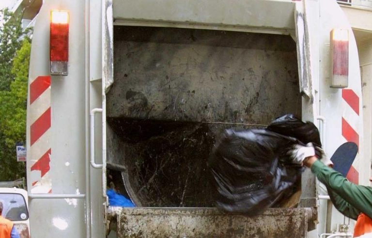 Κέρκυρα: Αλλοδαποί κλέφτες έβαλαν στόχο το… σκουπιδιάρικο! | Newsit.gr Κέρκυρα: Αλλοδαποί κλέφτες έβαλαν στόχο το… σκουπιδιάρικο! | Newsit.gr