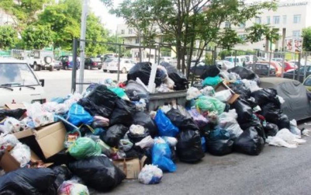 Βουνά σκουπιδιών στη Φθιώτιδα λόγω της απεργίας | Newsit.gr Βουνά σκουπιδιών στη Φθιώτιδα λόγω της απεργίας | Newsit.gr