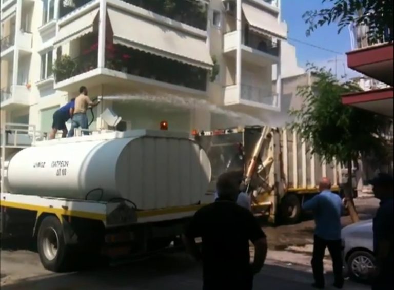 Πάτρα: Σκουπιδιάρικο πήρε φωτιά στη λαϊκή – Δείτε το βίντεο! | Newsit.gr Πάτρα: Σκουπιδιάρικο πήρε φωτιά στη λαϊκή – Δείτε το βίντεο! | Newsit.gr