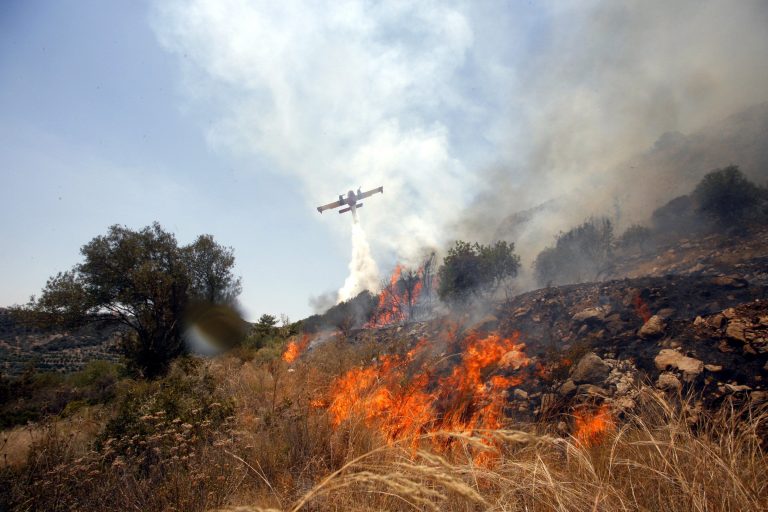 Φωτιά στο Σολομό Κορινθίας | Newsit.gr Φωτιά στο Σολομό Κορινθίας | Newsit.gr