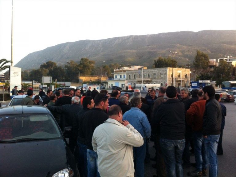 Συγκεντρωμένοι αγρότες στο λιμάνι της Σούδας πιέζουν για την αναχώρηση πλοίου | Newsit.gr Συγκεντρωμένοι αγρότες στο λιμάνι της Σούδας πιέζουν για την αναχώρηση πλοίου | Newsit.gr