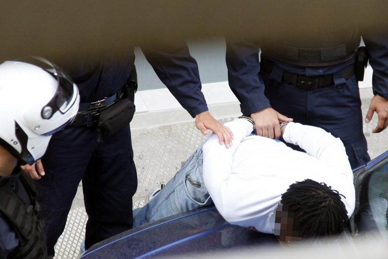 Θεσσαλονίκη: Πάνω που σιγουρεύτηκε ότι τα κατάφερε, βρέθηκε με χειροπέδες! | Newsit.gr Θεσσαλονίκη: Πάνω που σιγουρεύτηκε ότι τα κατάφερε, βρέθηκε με χειροπέδες! | Newsit.gr