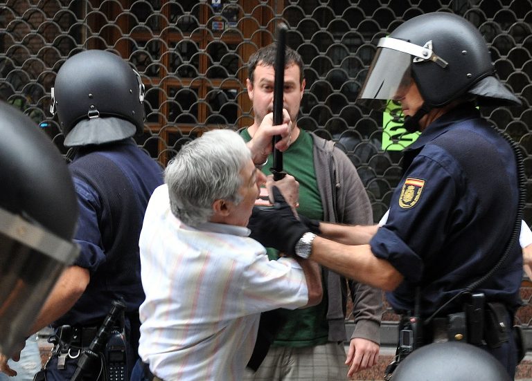 Έπαιξαν ξύλο με την αστυνομία για να αποτρέψουν την έξωση οικογένειας (ΦΩΤΟ) | Newsit.gr Έπαιξαν ξύλο με την αστυνομία για να αποτρέψουν την έξωση οικογένειας (ΦΩΤΟ) | Newsit.gr