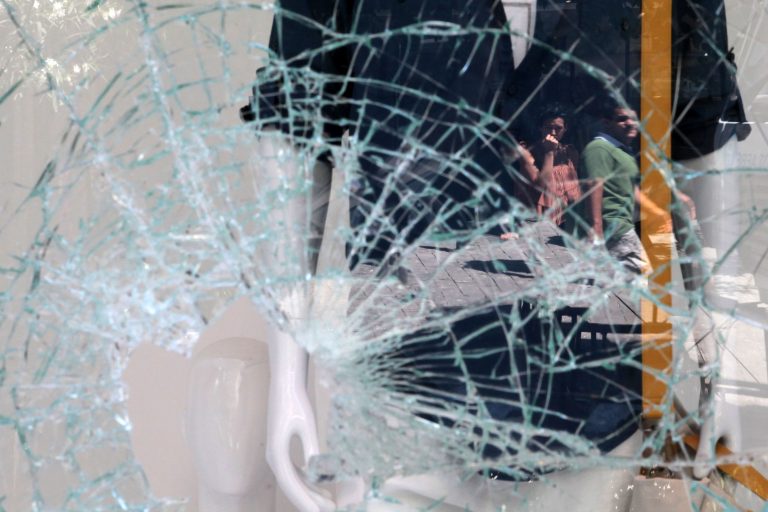 Πύργος: «Αν δεν μου δώσεις 500 ευρώ θα σου σπάσω το μαγαζί» | Newsit.gr Πύργος: «Αν δεν μου δώσεις 500 ευρώ θα σου σπάσω το μαγαζί» | Newsit.gr