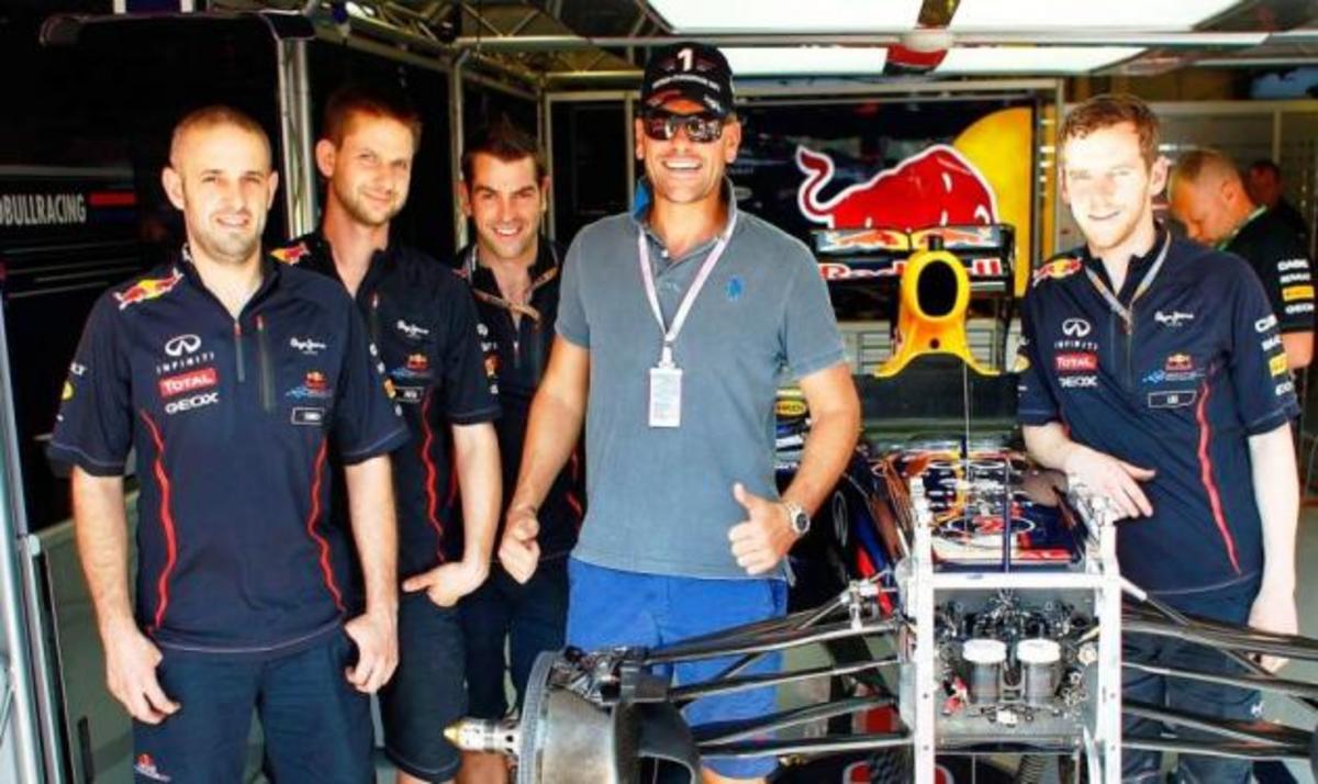 Σ. Σούλης: Tαξίδεψε στη Βουδαπέστη με την Red Bull Racing! Φωτογραφίες | Newsit.gr Σ. Σούλης: Tαξίδεψε στη Βουδαπέστη με την Red Bull Racing! Φωτογραφίες | Newsit.gr