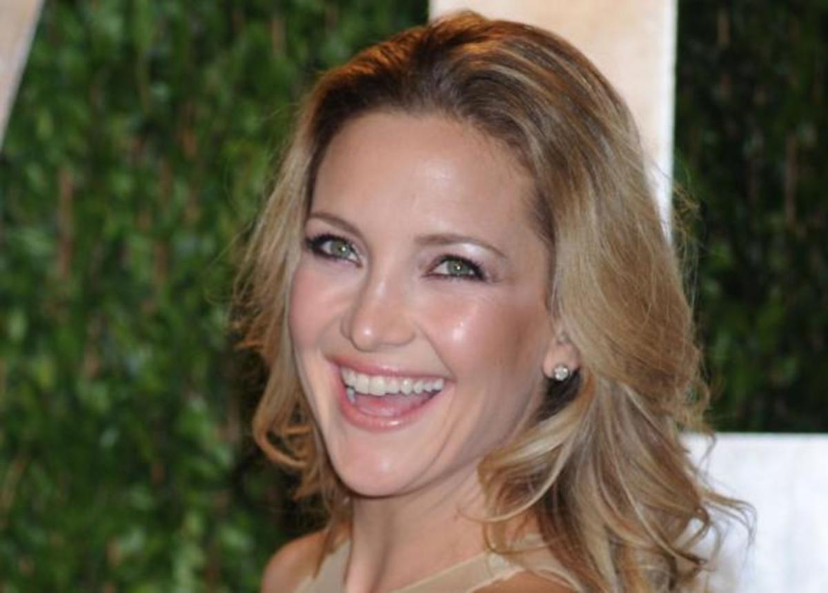 So cool! Η Kate Hudson κάνει μόνη της το red carpet μακιγιάζ της! | Newsit.gr So cool! Η Kate Hudson κάνει μόνη της το red carpet μακιγιάζ της! | Newsit.gr
