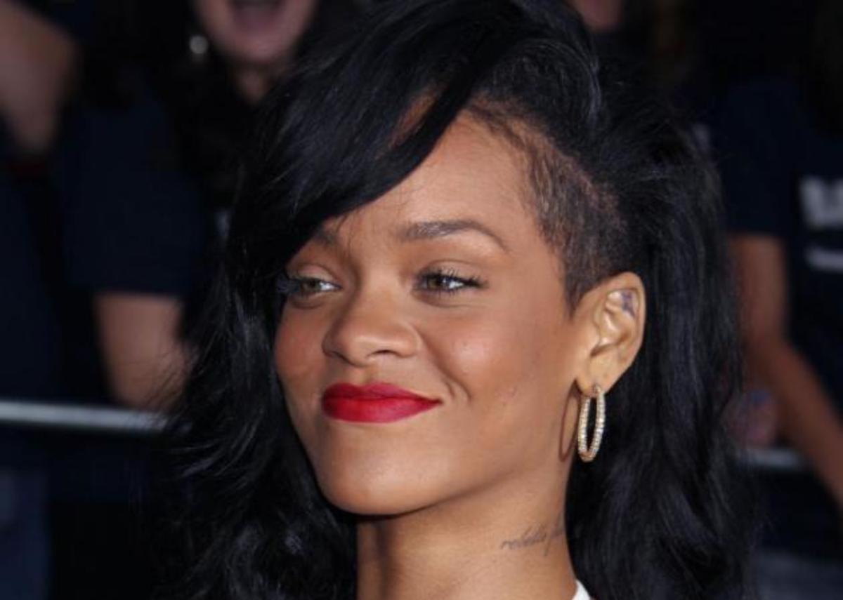 Η Rihanna πόζαρε γυμνή για το νέο της άρωμα! Α! Και έγινε πάλι ξανθιά! | Newsit.gr Η Rihanna πόζαρε γυμνή για το νέο της άρωμα! Α! Και έγινε πάλι ξανθιά! | Newsit.gr