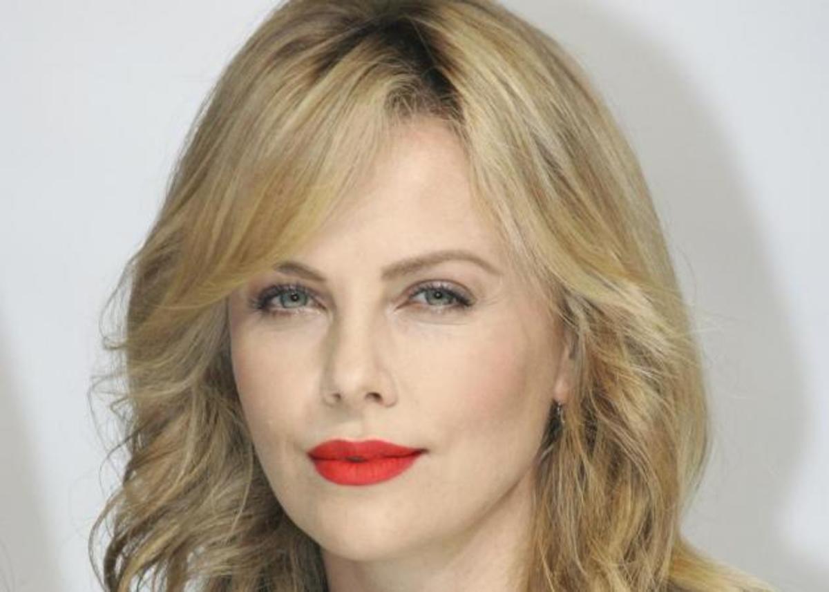 Η Charlize Theron σε δύο εντελώς διαφορετικές διαφημίσεις Dior! Σε ποια σου αρέσει περισσότερο; | Newsit.gr Η Charlize Theron σε δύο εντελώς διαφορετικές διαφημίσεις Dior! Σε ποια σου αρέσει περισσότερο; | Newsit.gr