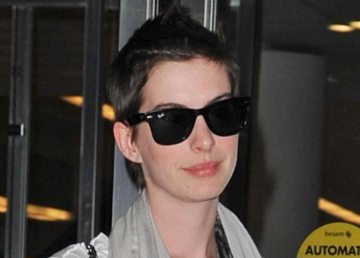 Δες το συγκλονιστικό βίντεο με την Anne Hathaway να κόβει τα μαλλιά της on camera! | Newsit.gr Δες το συγκλονιστικό βίντεο με την Anne Hathaway να κόβει τα μαλλιά της on camera! | Newsit.gr