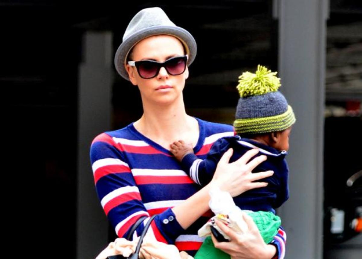 Μετά την Anne Hathaway και η Charlize Theron ξύρισε τα μαλλιά της! | Newsit.gr Μετά την Anne Hathaway και η Charlize Theron ξύρισε τα μαλλιά της! | Newsit.gr