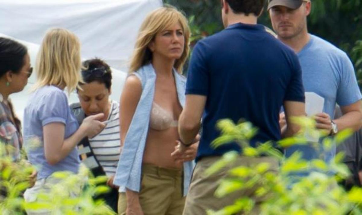 J. Aniston: Οι φωτογραφίες με τα εσώρουχα στα γυρίσματα και η 20χρονη που την ντουμπλάρει! | Newsit.gr J. Aniston: Οι φωτογραφίες με τα εσώρουχα στα γυρίσματα και η 20χρονη που την ντουμπλάρει! | Newsit.gr
