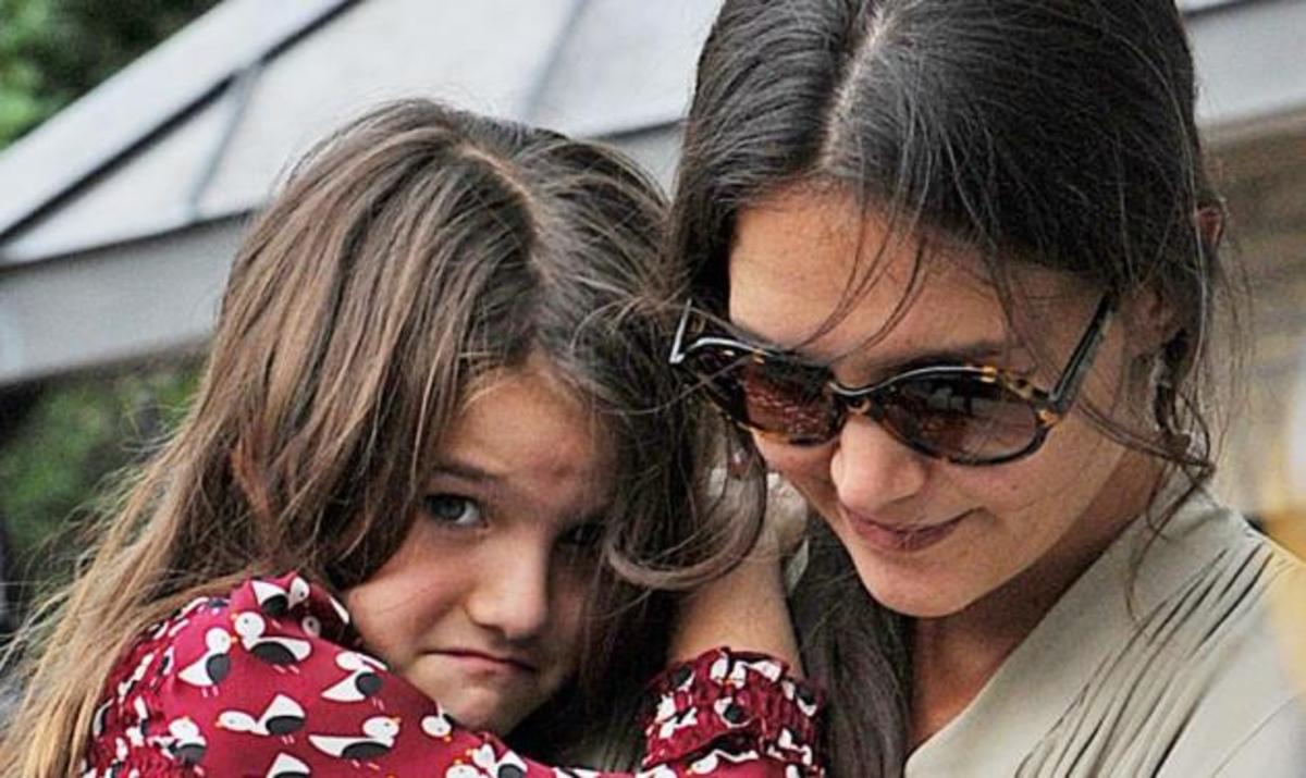 Suri Cruise: Με… μούτρα στην παιδική χαρά! | Newsit.gr Suri Cruise: Με… μούτρα στην παιδική χαρά! | Newsit.gr