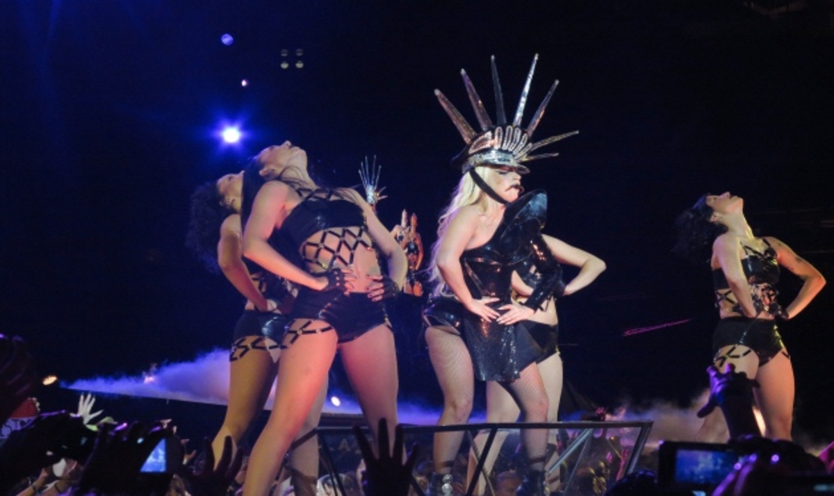 Lady Gaga : Εντυπωσίασε με τις μεταμφιέσεις και τις… αποκαλύψεις της στη συναυλία στο Λονδίνο! Φωτογραφίες! | Newsit.gr Lady Gaga : Εντυπωσίασε με τις μεταμφιέσεις και τις… αποκαλύψεις της στη συναυλία στο Λονδίνο! Φωτογραφίες! | Newsit.gr