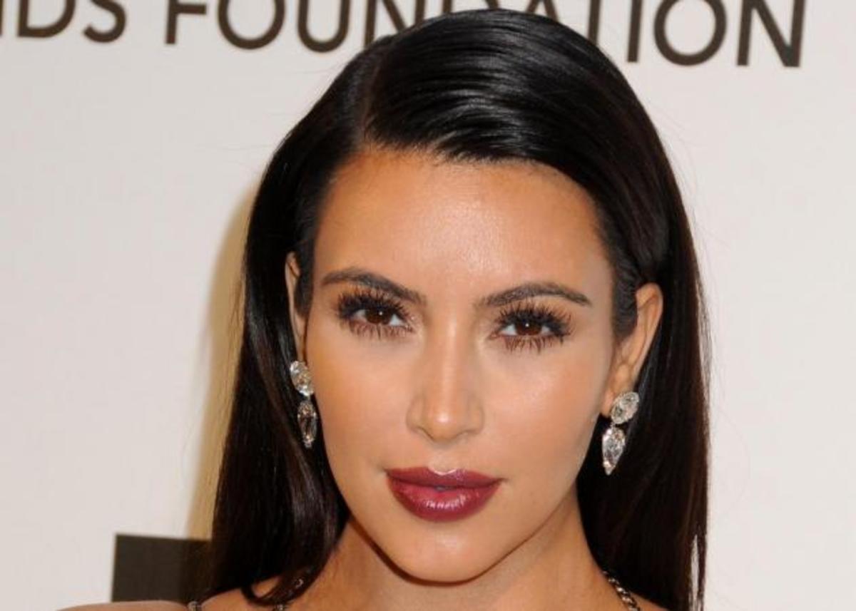 Η Kim Kardashian κουρεύει τα μαλλιά της on camera! Δες το βίντεο! | Newsit.gr Η Kim Kardashian κουρεύει τα μαλλιά της on camera! Δες το βίντεο! | Newsit.gr