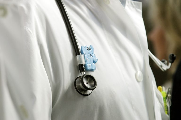 Κρήτη: Παύεται η παιδίατρος που έβαλε φακελάκι στο σουτιέν της! | Newsit.gr Κρήτη: Παύεται η παιδίατρος που έβαλε φακελάκι στο σουτιέν της! | Newsit.gr