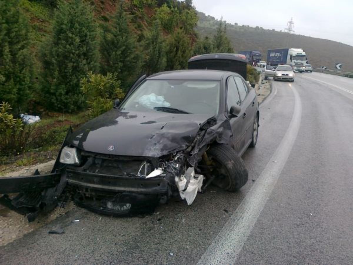Φθιώτιδα: Βγήκαν ζωντανοί από τις λαμαρίνες των αυτοκινήτων τους! | Newsit.gr Φθιώτιδα: Βγήκαν ζωντανοί από τις λαμαρίνες των αυτοκινήτων τους! | Newsit.gr