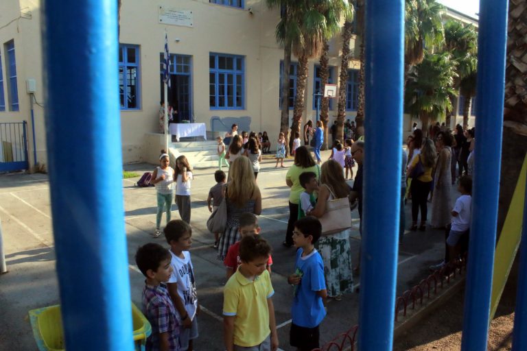 Συνελήφθη 57χρονος έξω από σχολείο για αποπλάνηση | Newsit.gr Συνελήφθη 57χρονος έξω από σχολείο για αποπλάνηση | Newsit.gr