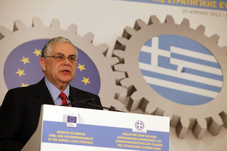 Παπαδήμος προς τράπεζες: Θέλετε ενίσχυση; Βοηθήστε τους μικρομεσαίους | Newsit.gr Παπαδήμος προς τράπεζες: Θέλετε ενίσχυση; Βοηθήστε τους μικρομεσαίους | Newsit.gr