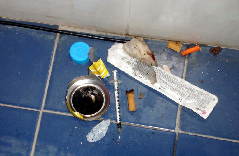 Έκανε τη μοιραία δόση στις δημόσιες τουαλέτες… | Newsit.gr Έκανε τη μοιραία δόση στις δημόσιες τουαλέτες… | Newsit.gr