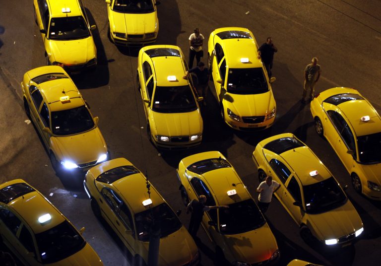 Έξαλλοι οι ταξιτζήδες της Λαμίας με τη σύζυγο του Σταικούρα – Δείτε βίντεο | Newsit.gr Έξαλλοι οι ταξιτζήδες της Λαμίας με τη σύζυγο του Σταικούρα – Δείτε βίντεο | Newsit.gr