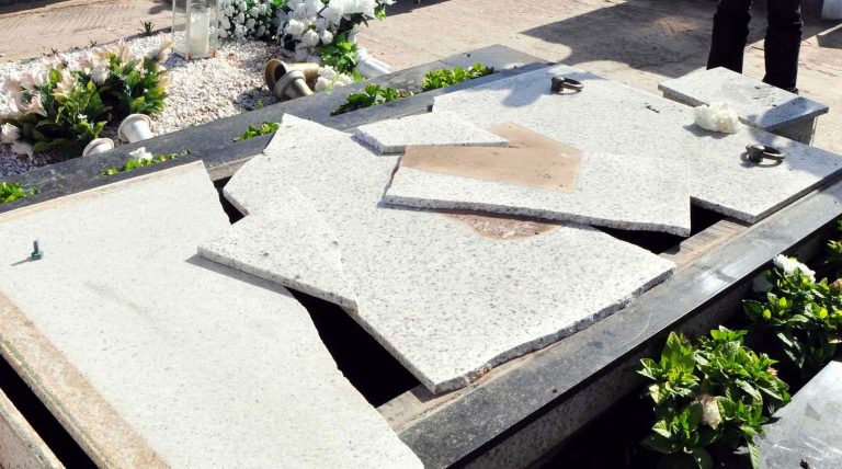 Αγρίνιο: Έσπασαν τον οικογενειακό τάφο του κοινοτάρχη! | Newsit.gr Αγρίνιο: Έσπασαν τον οικογενειακό τάφο του κοινοτάρχη! | Newsit.gr