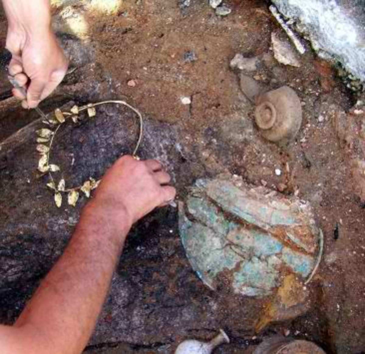 Γυναίκα της πρωτοαρχαϊκής εποχής στολισμένη με φύλλα χρυσού | Newsit.gr Γυναίκα της πρωτοαρχαϊκής εποχής στολισμένη με φύλλα χρυσού | Newsit.gr