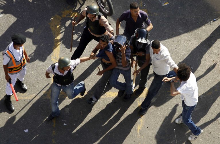 Συνέλαβαν δημοσιογράφο γιατί έβγαζε φωτογραφίες! | Newsit.gr Συνέλαβαν δημοσιογράφο γιατί έβγαζε φωτογραφίες! | Newsit.gr