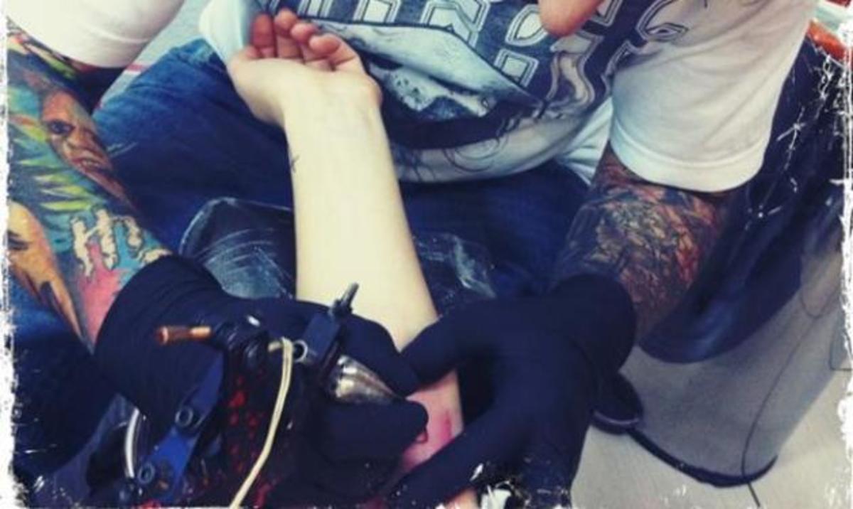 Ποια τραγουδίστρια έκανε καινούργιο τατουάζ βράδυ Παρασκευής; | Newsit.gr Ποια τραγουδίστρια έκανε καινούργιο τατουάζ βράδυ Παρασκευής; | Newsit.gr