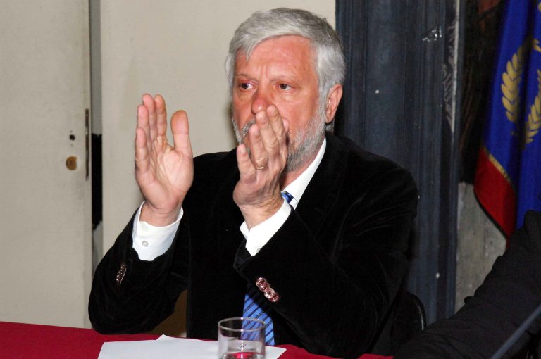 Ο Τατούλης ζήτησε από την αστυνομία να διαλύσει όλους τους καταυλισμούς Ρομά | Newsit.gr Ο Τατούλης ζήτησε από την αστυνομία να διαλύσει όλους τους καταυλισμούς Ρομά | Newsit.gr