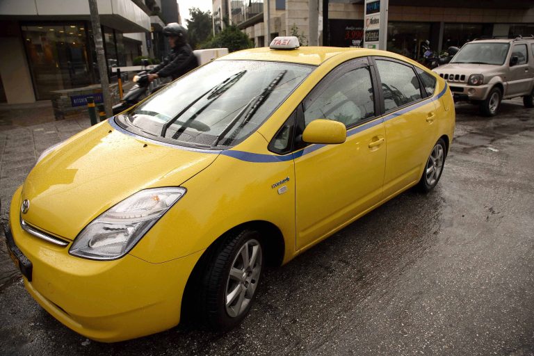 Κορινθία: »Έγδυσαν» οδηγό ταξί στον δρόμο για τα αρχαία! | Newsit.gr Κορινθία: »Έγδυσαν» οδηγό ταξί στον δρόμο για τα αρχαία! | Newsit.gr