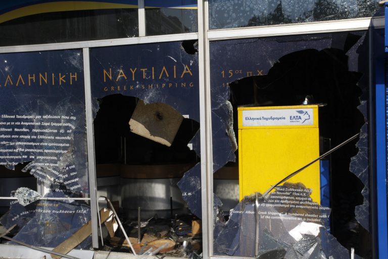 Βοιωτία: Ακινητοποίησαν και αφόπλισαν αστυνομικό οι ληστές των ΕΛ.ΤΑ | Newsit.gr Βοιωτία: Ακινητοποίησαν και αφόπλισαν αστυνομικό οι ληστές των ΕΛ.ΤΑ | Newsit.gr