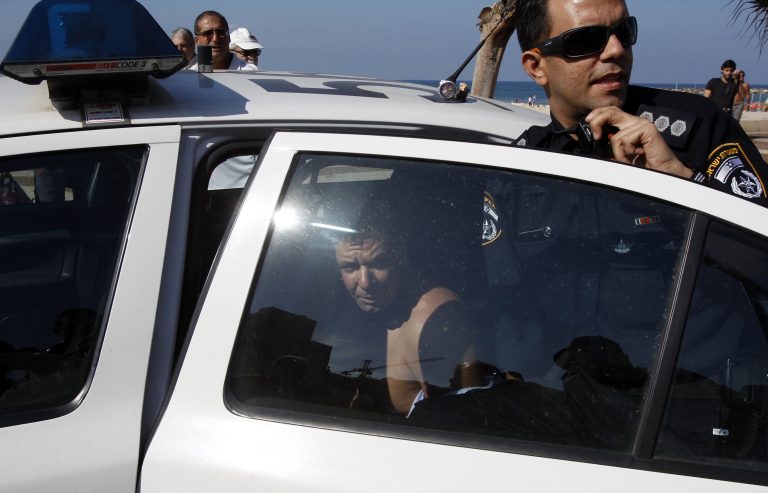Οπλισμένος με μαχαίρι και τσεκούρι επιτέθηκε στην πρεσβεία των ΗΠΑ στο Τελ Αβίβ | Newsit.gr Οπλισμένος με μαχαίρι και τσεκούρι επιτέθηκε στην πρεσβεία των ΗΠΑ στο Τελ Αβίβ | Newsit.gr