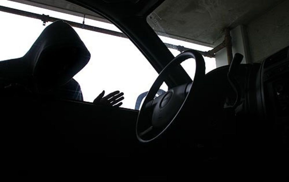 Έκλεψε αυτοκίνητο και φώναξε τον αδελφό του ιδιοκτήτη που έκλεψε να το… τσεκάρει! | Newsit.gr Έκλεψε αυτοκίνητο και φώναξε τον αδελφό του ιδιοκτήτη που έκλεψε να το… τσεκάρει! | Newsit.gr