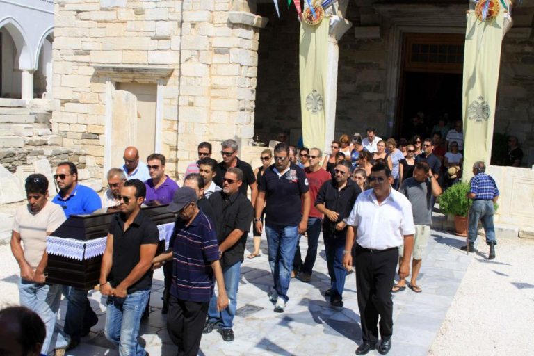 Θρήνος στην κηδεία του 53χρονου που σκότωσαν οι ληστές στην Πάρο – ΦΩΤΟ & ΒΙΝΤΕΟ | Newsit.gr Θρήνος στην κηδεία του 53χρονου που σκότωσαν οι ληστές στην Πάρο – ΦΩΤΟ & ΒΙΝΤΕΟ | Newsit.gr