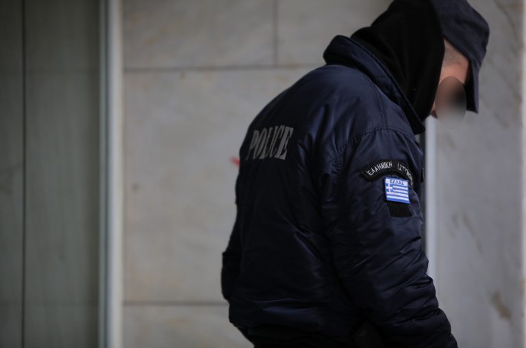 Αιτωλοακαρνανία:Τον έδιωξαν από την αστυνομία γιατί έκλεψε πορτοφόλι νεκρού και έκανε ανάληψη! | Newsit.gr Αιτωλοακαρνανία:Τον έδιωξαν από την αστυνομία γιατί έκλεψε πορτοφόλι νεκρού και έκανε ανάληψη! | Newsit.gr