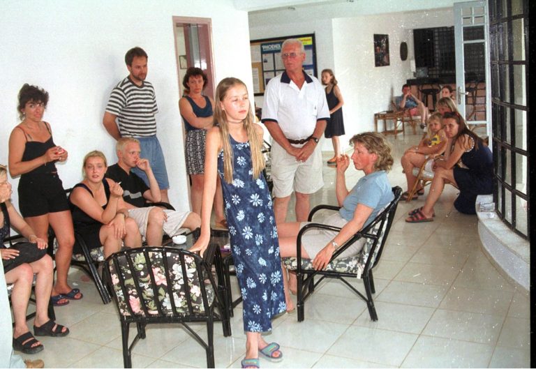 Ρόδος: Τουρίστες βρέθηκαν στο δρόμο γιατί έγινε έξωση στον ξενοδόχο! | Newsit.gr Ρόδος: Τουρίστες βρέθηκαν στο δρόμο γιατί έγινε έξωση στον ξενοδόχο! | Newsit.gr