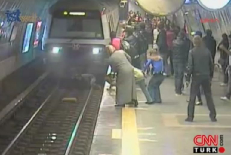 Σοκαριστικό βίντεο – Άντρας πέφτει στις γραμμές του τρένου και τον παρασύρει | Newsit.gr Σοκαριστικό βίντεο – Άντρας πέφτει στις γραμμές του τρένου και τον παρασύρει | Newsit.gr