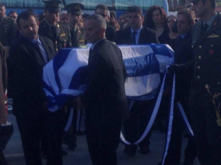 Συντριβή ελικοπτέρου: Σκεπασμένος με τη γαλανόλευκη ο Κωνσταντίνος Χατζής – Θρήνος στην κηδεία | Newsit.gr Συντριβή ελικοπτέρου: Σκεπασμένος με τη γαλανόλευκη ο Κωνσταντίνος Χατζής – Θρήνος στην κηδεία | Newsit.gr