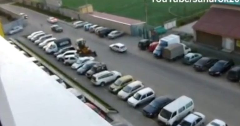 Μεθυσμένος οδηγός εκσκαφέα πήρε “σβάρνα” σταθμευμένα αυτοκίνητα – ΒΙΝΤΕΟ | Newsit.gr Μεθυσμένος οδηγός εκσκαφέα πήρε “σβάρνα” σταθμευμένα αυτοκίνητα – ΒΙΝΤΕΟ | Newsit.gr